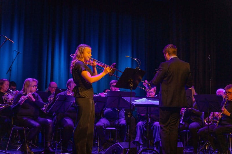 Mari Venås Eggen fremfører "The Acrobat" på trombone under MelhusBankens Talentpris 2023. 
