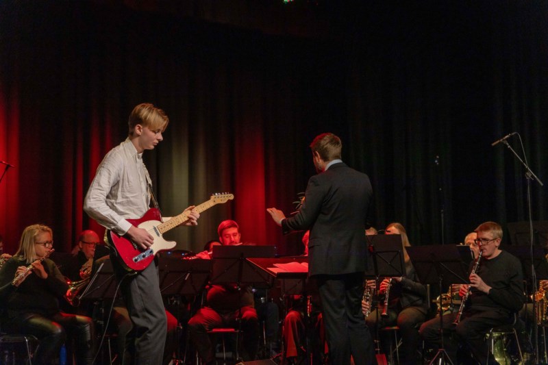 Martinus Landsem spiller "The Chicken" på gitar under MelhusBankens Talentpris 2023. 