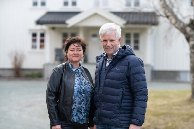 Inger Anita og Lars Opland utenfor gården sin.