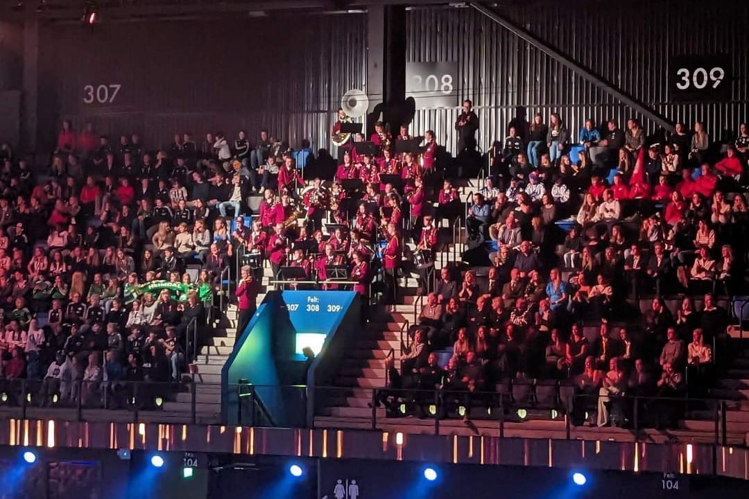 Melhus Skolekorps spiller OL-floka på Idrettsgalla 2024 i Trondheim Spektrum.