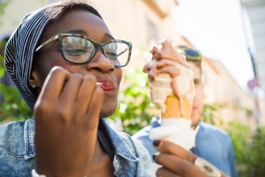 Jente spiser is i sola